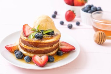 Yabanmersinli gözleme, çilek, bal ve vanilyalı dondurma.