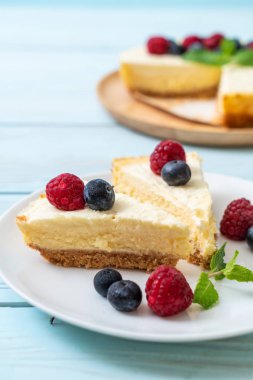 Ahududu ve yaban mersini ile ev yapımı cheesecake 