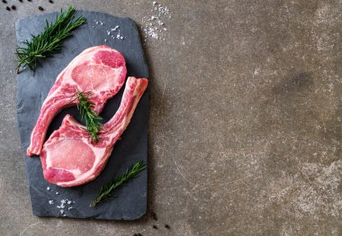 taze domuz pirzolası ham madde ile