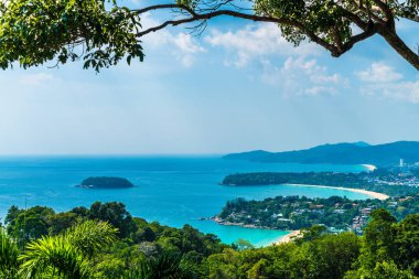 Tropikal plaj manzarası, Karon view Phuket, Tayland - tatil tatil kavramı üzerine gelin
