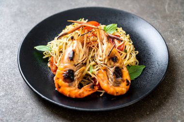 ızgara karides ve domates - İtalyan Füzyon gıda tarzı ile tavada kızartılmış spagetti