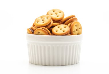 Beyaz arka planda izole edilmiş ananas reçelli hindistan cevizi bisküvisi