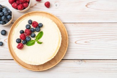Ahududu ve yaban mersini ile ev yapımı cheesecake 