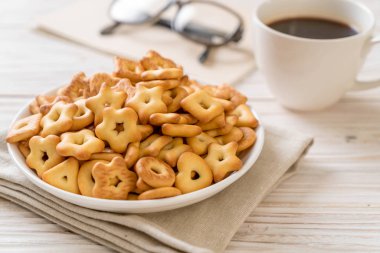 kahve ile bisküvi kraker