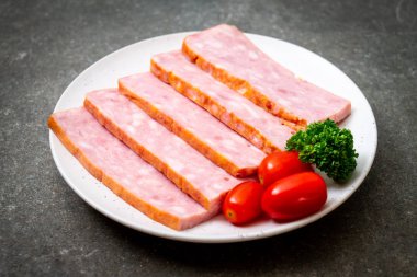 dilimlenmiş taze çiğ pastırma Barbekü