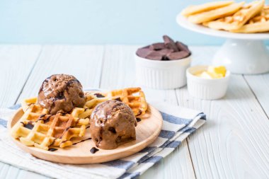 Çikolatalı dondurma waffle ve çikolata sosu ile
