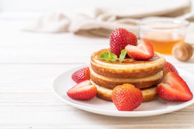 Taze çilek ile gözleme