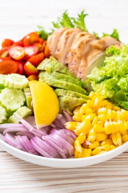 Tavuk göğsü - sağlıklı gıda tarzı ile sağlıklı salata kasesi