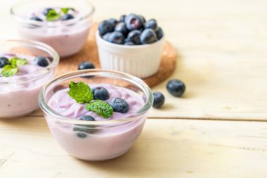 yogur con arándanos frescos