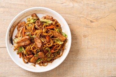 tavada kızartılmış yakisoba noodle domuz eti ile