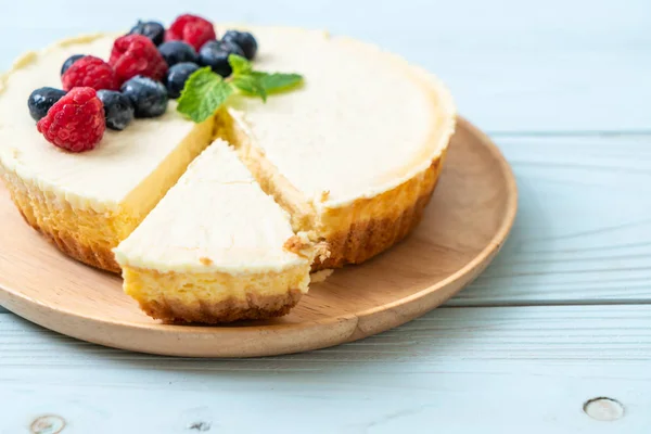 Tarta de queso casera con frambuesas y arándanos —  Fotos de Stock