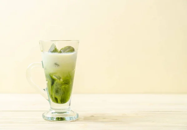 Matcha-Grüntee-Eiswürfel mit Milch — Stockfoto