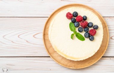Ahududu ve yaban mersini ile ev yapımı cheesecake 