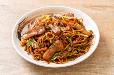 tavada kızartılmış yakisoba noodle domuz eti ile