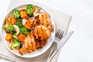 çukurunu tavuk göğsü biftek sebze ile