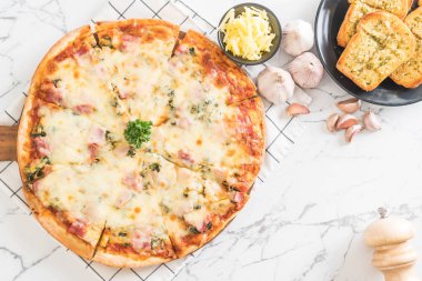 Ispanak ve pastırma pizza