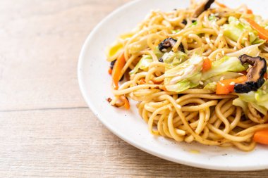 tavada kızartılmış yakisoba noodle sebzeli