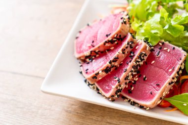 Taze orkinos sebze salata ile ham