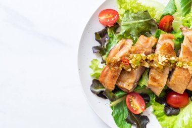 ızgara tavuk salata sebze ile