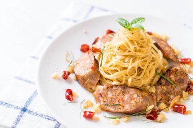 Sai Aua (Notrhern Tay baharatlı sucuk ile tavada kızartılmış spagetti)