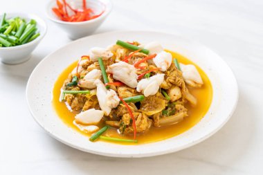 köri tozu ile kızartılmış Yengeç