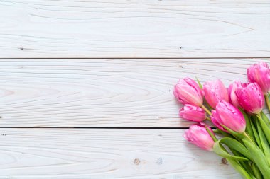 ahşap arka plan üzerinde Pembe Lale çiçek