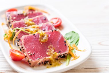 Taze orkinos baharatlı salata sosu ile ham