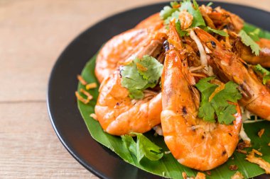 Sarımsaklı kızarmış karides.