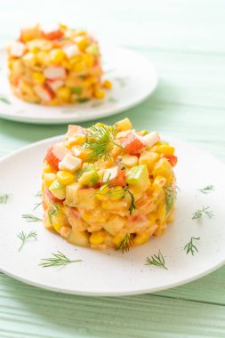 Yengeç sopa (elma, Mısır, papaya, pineappl ile karışık meyve salatası