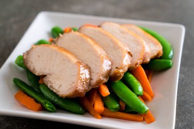 Yeşil bezelye ve havuç ile ızgara tavuk