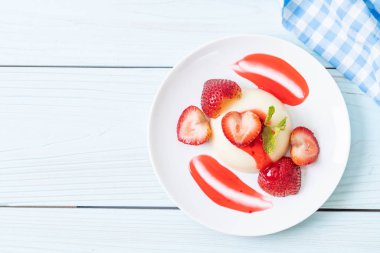 yoğurt puding taze çilek ile