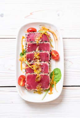 Taze orkinos baharatlı salata sosu ile ham