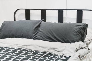 yatakta güzel ve konforlu yastık dekorasyon