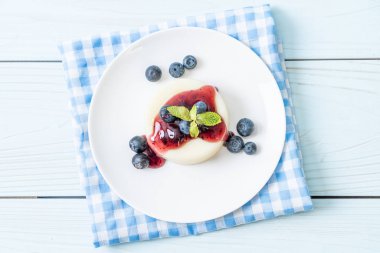 taze yaban mersini ile yoğurt puding