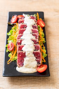 Taze orkinos çiğ sebze salatası ve sos ile