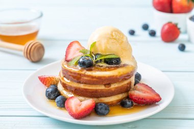 yaban mersini, çilek, bal ve vanilya buz-cr ile gözleme