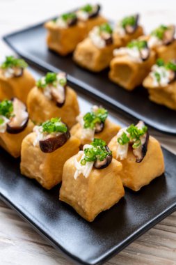 Shitake mantar ve altın iğne mantar ile kızarmış Tofu