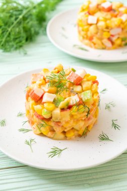 Yengeç sopa (elma, Mısır, papaya, pineappl ile karışık meyve salatası