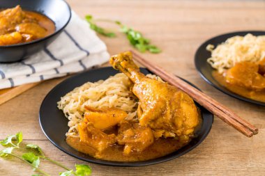 Şehriye ile tavuk Massaman köri hamur