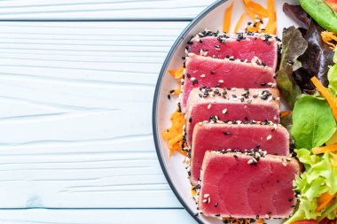 Taze orkinos sebze salata ile ham