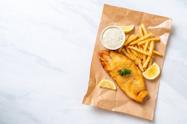 Kızartmalı balık ve patates kızartması.