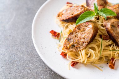 Sai Aua (Notrhern Tay baharatlı sucuk ile tavada kızartılmış spagetti)