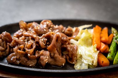 sıcak plaka üzerinde domuz biftek dilimlenmiş 