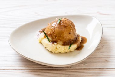 sos soslu patates püresi