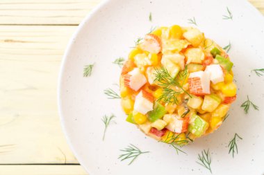 Yengeç sopa (elma, Mısır, papaya, pineappl ile karışık meyve salatası