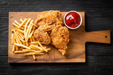 patates kızartması ve nuggets yemek kızarmış tavuk