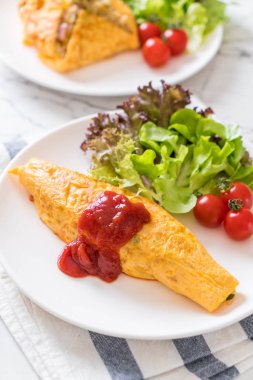 Bir omlet kaydırma aromalı Fried Rice