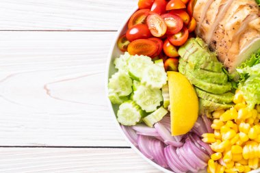 Tavuk göğsü ile sağlıklı salata kasesi 