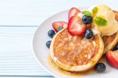 yaban mersini, çilek, bal ve vanilya buz-cr ile gözleme