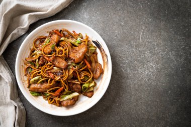 tavada kızartılmış yakisoba noodle domuz eti ile